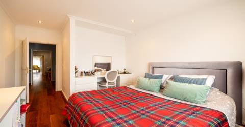 Apartamento T4 nas Antas, Porto com varanda e garagem