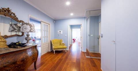 Apartamento T4 nas Antas, Porto com varanda e garagem