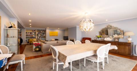 Apartamento T4 nas Antas, Porto com varanda e garagem