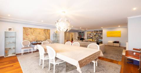 Apartamento T4 nas Antas, Porto com varanda e garagem