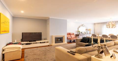 Apartamento T4 nas Antas, Porto com varanda e garagem