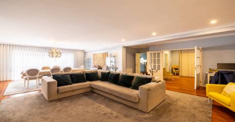 Apartamento T4 nas Antas, Porto com varanda e garagem