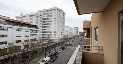 Apartamento T4 nas Antas, Porto com varanda e garagem