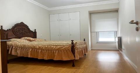 Apartamento T4 junto à Biblioteca Municipal de Gaia