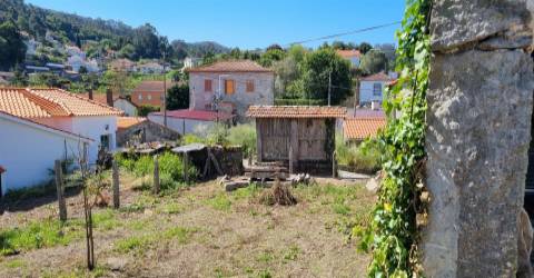 Moradia T3 para restaurar em Moledo, Viana do Castelo