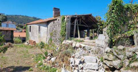 Moradia T3 para restaurar em Moledo, Viana do Castelo