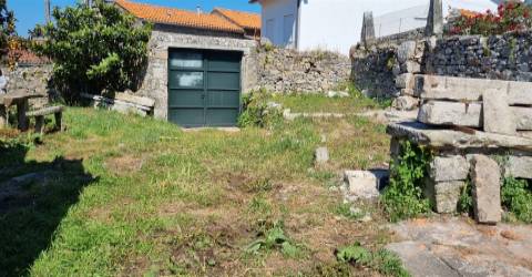 Moradia T3 para restaurar em Moledo, Viana do Castelo