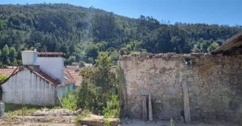 Moradia T3 para restaurar em Moledo, Viana do Castelo