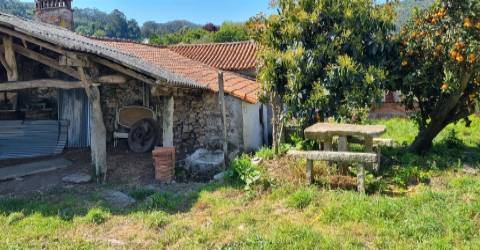 Moradia T3 para restaurar em Moledo, Viana do Castelo