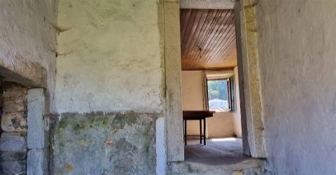 Moradia T3 para restaurar em Moledo, Viana do Castelo