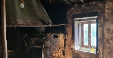 Moradia T3 para restaurar em Moledo, Viana do Castelo