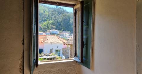 Moradia T3 para restaurar em Moledo, Viana do Castelo