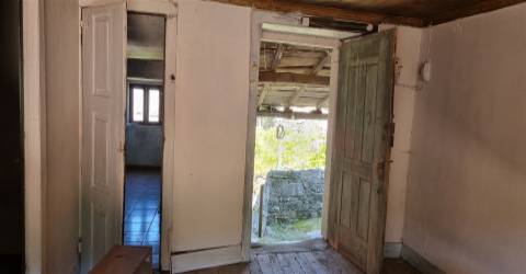 Moradia T3 para restaurar em Moledo, Viana do Castelo