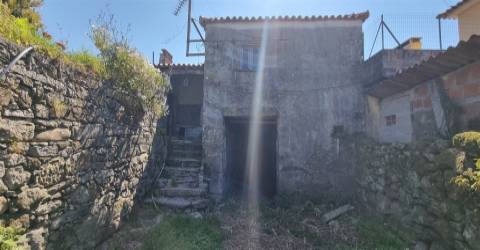 Moradia T3 para restaurar em Moledo, Viana do Castelo