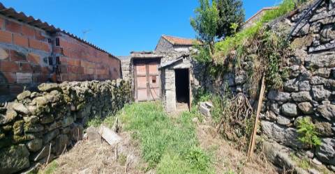 Moradia T3 para restaurar em Moledo, Viana do Castelo