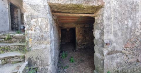 Moradia T3 para restaurar em Moledo, Viana do Castelo