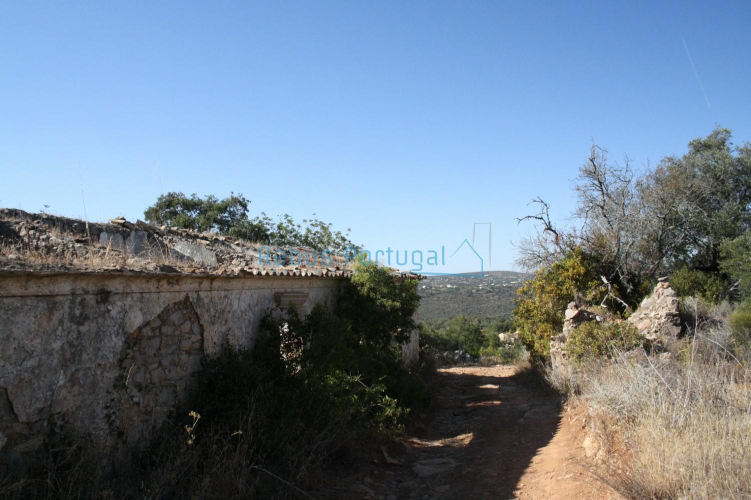 Terreno com 2 ruínas, com vista de campo e mar ao fundo