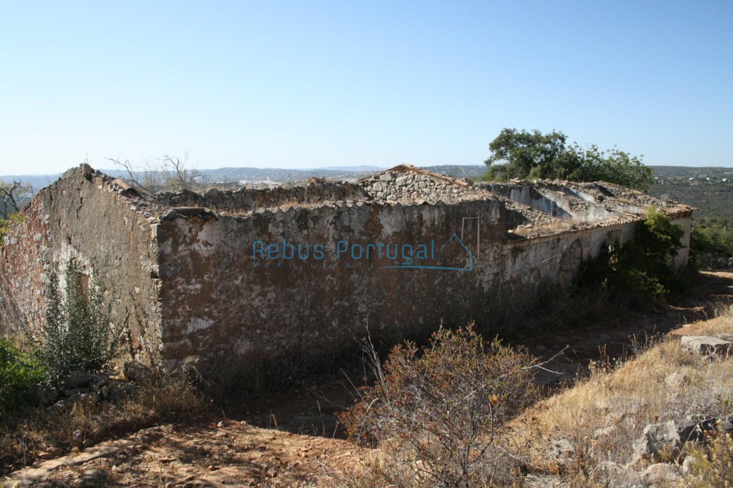 Terreno com 2 ruínas, com vista de campo e mar ao fundo