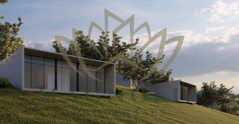 Herdade com 80 Ha, com uma ruína de 360m2 junto à barragem do Funcho.