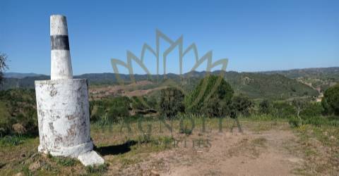 Herdade com 80 Ha, com uma ruína de 360m2 junto à barragem do Funcho.