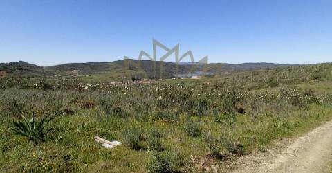 Herdade com 80 Ha, com uma ruína de 360m2 junto à barragem do Funcho.