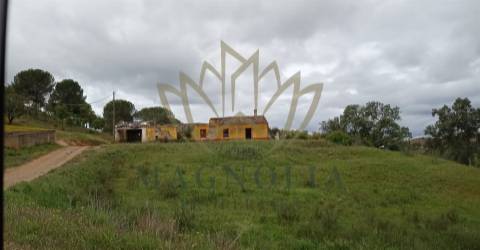 Herdade com 80 Ha, com uma ruína de 360m2 junto à barragem do Funcho.