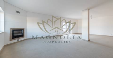 Moradia independente V3 NOVA, inserida num condomínio privado com piscina.