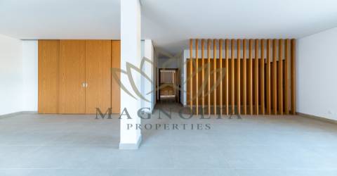 Moradia independente V3 NOVA, inserida num condomínio privado com piscina.