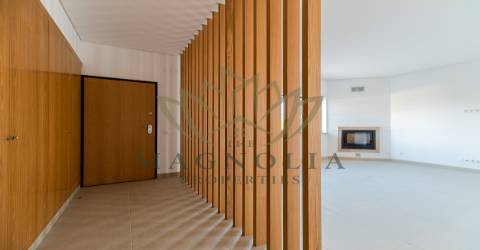 Moradia independente V3 NOVA, inserida num condomínio privado com piscina.