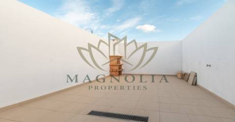 Moradia independente V3 NOVA, inserida num condomínio privado com piscina.