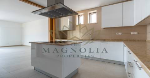 Moradia independente V3 NOVA, inserida num condomínio privado com piscina.