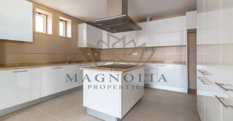 Moradia independente V3 NOVA, inserida num condomínio privado com piscina.