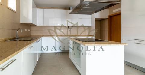 Moradia independente V3 NOVA, inserida num condomínio privado com piscina.