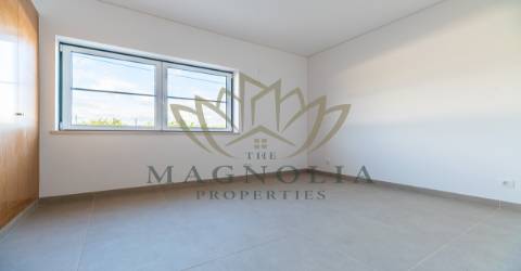 Moradia independente V3 NOVA, inserida num condomínio privado com piscina.