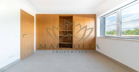 Moradia independente V3 NOVA, inserida num condomínio privado com piscina.