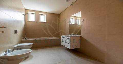 Moradia independente V3 NOVA, inserida num condomínio privado com piscina.