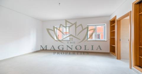 Moradia independente V3 NOVA, inserida num condomínio privado com piscina.