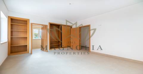 Moradia independente V3 NOVA, inserida num condomínio privado com piscina.