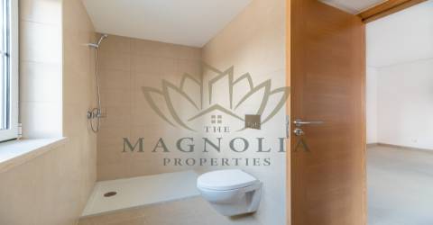 Moradia independente V3 NOVA, inserida num condomínio privado com piscina.