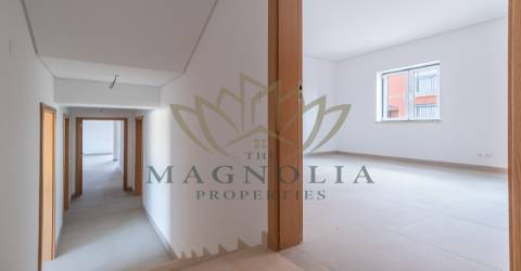 Moradia independente V3 NOVA, inserida num condomínio privado com piscina.