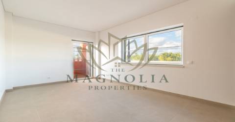 Moradia independente V3 NOVA, inserida num condomínio privado com piscina.