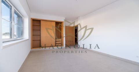 Moradia independente V3 NOVA, inserida num condomínio privado com piscina.