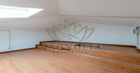 Moradia independente V3 NOVA, inserida num condomínio privado com piscina.