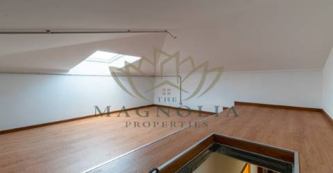 Moradia independente V3 NOVA, inserida num condomínio privado com piscina.