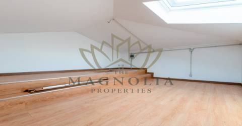 Moradia independente V3 NOVA, inserida num condomínio privado com piscina.