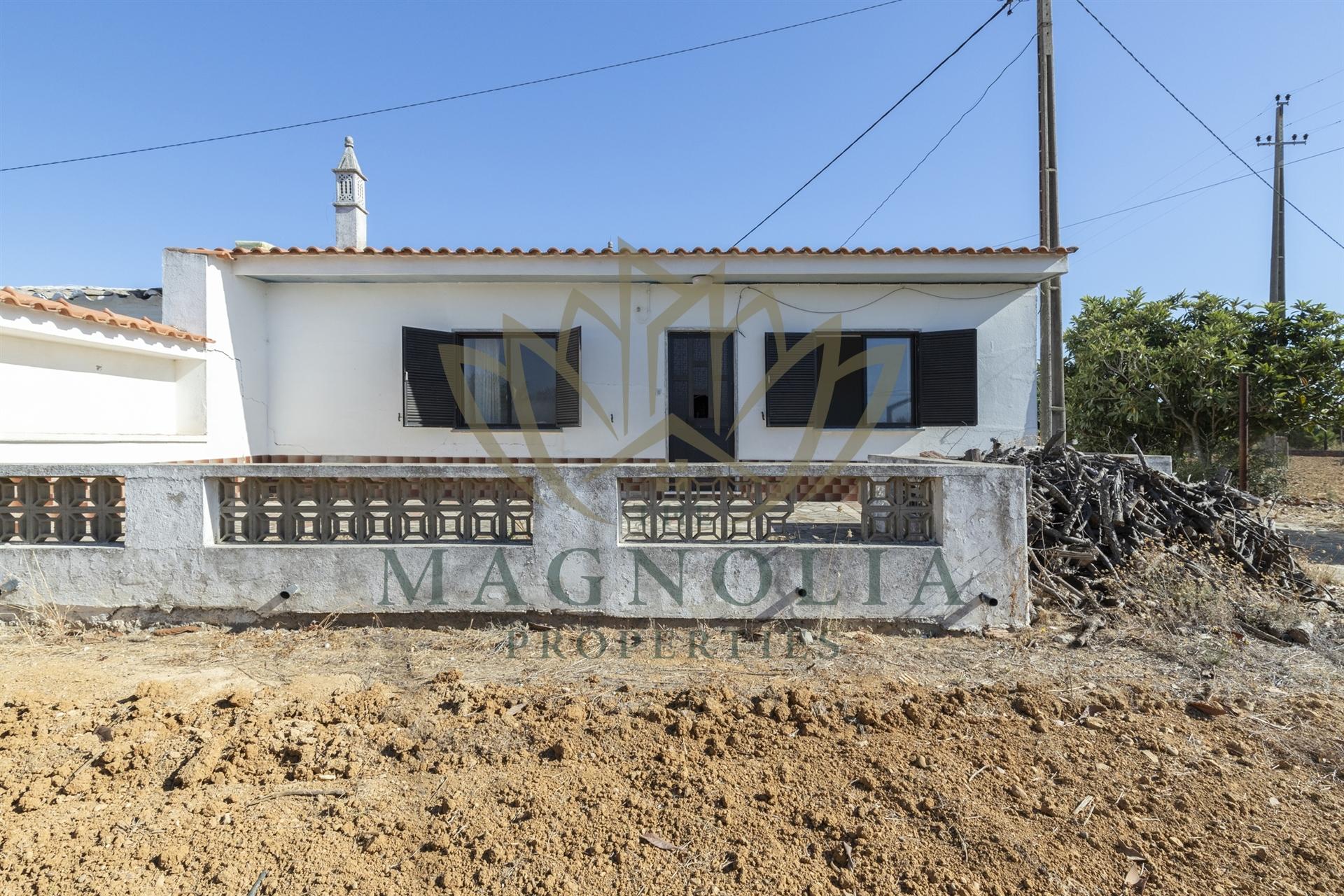 Casa térrea para recuperar, Mata Lobos, Faro