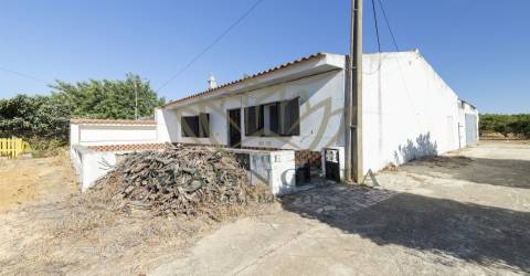 Casa térrea para recuperar, Mata Lobos, Faro