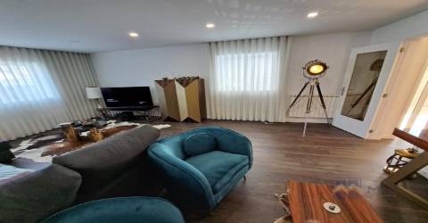 Propriedade com 2 casas tipologia T2 cada, na Madalena 600m da praia com piscina