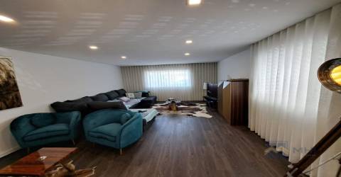 Propriedade com 2 casas tipologia T2 cada, na Madalena 600m da praia com piscina