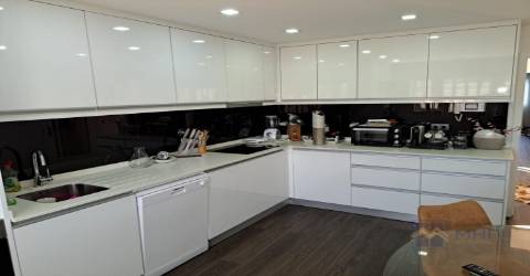 Propriedade com 2 casas tipologia T2 cada, na Madalena 600m da praia com piscina